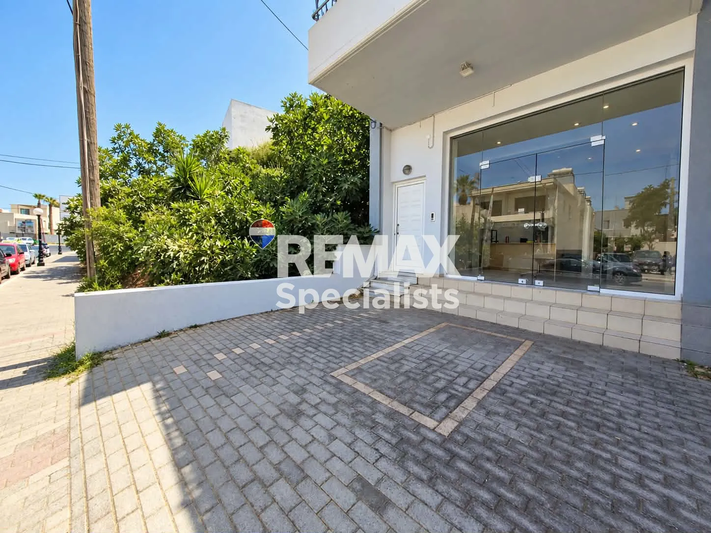 Retail space to let in Agia Marina — photograph from official listing 2560490.